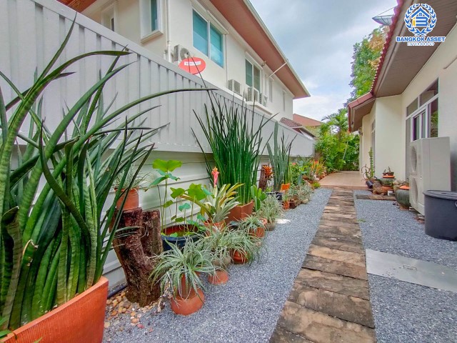 *****บ้านเดี่ยวมือสองย่านกรุงเทพฯ ม.เอ็นริช พาร์ค กาญจนาภิเษก หลังมุม เนื้อที่กว้างเกือบ 263 ตร.ว. ฟังก์ชัน 3 ห้องนอน 4 ห้องน้ำ ที่จอดรถ 4 คัน บ้านหลังใหญ่ ตกแต่งพร้อมอยู่ พื้นที่รอบบ้านกว้างขวาง โครงการอยู่ติดถนนกาญจนาภิเษก เดินทางสะดวกด้วยรถไฟฟฟ้าสายสีน้ำเงิน "สถานีหลักสอง" จองเลย!